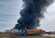 Incendiu violent, la un depozit din apropierea Capitalei: EXPLOZII SUCCESIVE și nor TOXIC - Oamenii, sfătuiți să rămână în case - VIDEO