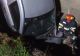  Autoturism căzut în albia unui pârâu din Piatra-Neamţ. BIZAR: în mașină nu a fost găsită nicio persoană 