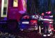 Mașină spulberată de tren la Timișoara! Șoferul, transportat la spital după ce a fost extras dintre fiarele contorsionate
