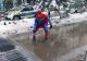 Treabă făcută de mântuială! Un bărbat costumat în Superman dă apa cu fărașul, în centrul municipiului Tulcea: ironie fină la adresa companiei de apă și canal 