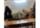 Profesor întins pe catedră în timpul orei, la un colegiu din Vâlcea! Elevii se distrează copios: imagini șocante - VIDEO