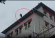 Alertă la Tg. Jiu. Un bărbat a amenințat că se aruncă de pe clădirea unui spital. După 2 ore, bărbatul a coborât - VIDEO
