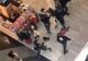  Zona de food court a unui mall din țară, transformată în câmp de luptă: s-a aruncat cu mese și scaune. Scene HALUCINANTE! - VIDEO