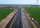 Treabă de mântuială: asfaltul de la Podul de la Brăila a CRĂPAT la o lună de la turnare! Inaugurarea, în condiții incerte