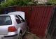 Inconștiență la volan: Un băiat de 15 ani a pierdut controlul mașinii și s-a izbit de un gard - 2 persoane rănite - FOTO