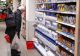 Guvernul Ungariei obligă supermarketurile să reducă prețurile la mai multe produse de bază. De când se aplică măsura
