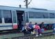 Tren înțepenit pe linii, la Timișoara. Călătorii și-au luat bagajele la spinare și au mers restul drumului pe jos
