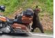 Motocicleta unui turist străin, doborâtă de o ursoaică, în căutare de hrană - Scene incredibile pe Transfăgărășan - VIDEO
