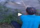 VIDEO – Stătea liniștit pe marginea bălții, la pescuit, când un monstru l-a tras în apă și era să moară înecat