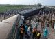 22 de oameni au murit și 50 au fost răniți după ce un tren a deraiat