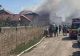 Incendiu la o casă din orașul Pantelimon. Două persoane, transportate la spital cu arsuri - Intervin pompierii
