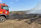 Incendiu de vegetație uscată, în Buftea. Din cauza vântului, focul s-a apropiat de calea ferată