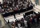 Scene halucinante într-unul dintre cele mai mari mall-uri din lume. Clienții s-au luat la bătaie pentru noul iPhone VIDEO