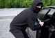 Noua metodă a hoților de a fura din mașini: Copiază semnalul de la închiderea centralizată. Cum i-au venit de hac polițiștii unui astfel de hoț  