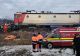 Accident grav, în Bacău: un tren cu zeci de călători a lovit în plin o mașină. Doi tineri, soț și soție, au murit