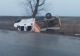 Accident în Arad. O dubă cu 7 pasageri s-a răsturnat într-un șanț. O persoană a ajuns la spital