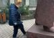 Femeia care a lovit statuia din Iași s-a ales cu dosar penal. Ce zice sculptorul despre reacția pensionarei revoltate