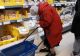 Imaginea neputinței: O bătrânică a fost filmată în timp ce își numără și calculează fiecare bănuț la cumpărăturile dintr-un supermarket. VIDEO viral
