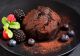 Brioșe cu ciocolată, cu efect lava cake. Exteriorul lor ușor crocant ascunde un interior surprinzător și delicios de ciocolată!