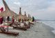 Aberația prețurilor din Mamaia: Închirierea unui șezlong a ajuns să coste cât unul nou din magazin