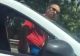 Scandal în trafic: șofer recalcitrant, filmat în timp ce lovește cu furie o mașină în care erau și copii - VIDEO ȘOCANT