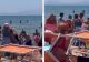 VIDEO - Păruială de zile mari pe plajă între două femei, din cauza unui șezlong