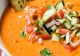 Două supe hrănitoare și hidratante pe care să le consumi când e caniculă: rețetele pentru Gazpacho și supa de castraveți
