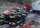 Accident pe Valea Oltului: O mașină după s-a izbit de un camion. Au intervenit echipele de descarcerare. Traficul pe DN 7 - blocat total