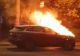 O mașină a ars ca o torță în centrul orașului. Clipe de teroare pentru trecători - VIDEO