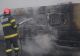 Microbuz care transporta 11 muncitori, cuprins de INCENDIU pe un drum din municipiul Iași. Sensul de ieșire din oraș este BLOCAT - VIDEO 