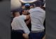 Bărbat bătut crunt după ce a încercat să deschidă ușa avionului în timpul zborului. Incident halucinant în timpul unei curse aeriene pe ruta Brazilia-Panama VIDEO