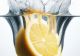 Zeama de lămâie se dublează dacă înainte de stoarcere recurgi la acest truc. Secretul pe care trebuie să-l cunoști
