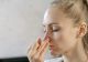 Ce transmite o persoană care își atinge frecvent nasul în timp ce vorbește. Ce trădează acest gest, conform comunicării non-verbale