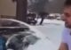 Un tată și-a folosit bebelușul ca să șteargă zăpada de pe mașină. Filmarea a stârnit un val de furie - VIDEO