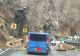 Trafic îngreunat pe DN66 din cauza căderii de piatră de pe versant. Avertismentul drumarilor