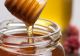 5 trucuri pentru a recunoaște mierea autentică de cea contrafăcută. Vei știi dacă cea care ajunge pe rafturi conține glucoză, zahăr, apă sau chiar... cretă!