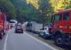 Incident periculos în Defileul Jiului: o stâncă s-a prăbușit pe șosea și a lovit o autoutilitară cu nouă persoane