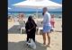 Anchetă a poliției după filmarea devenită virală în care o femeie lovește cu bastonul un bărbat, pe o plajă din Mamaia - VIDEO