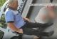 Pensionar trântit la pământ pentru că nu s-a legitimat. Bărbatului cardiac i s-a făcut rău după agresiune