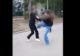 Două eleve s-au bătut ca în ring, în apropierea școlii. Colegii prezenți erau preocupați să filmeze – VIDEO