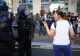 Proteste Franța. Un ofițer de poliție a fost filmat împingând o femeie în Marsilia VIDEO