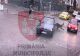 Momentul în care un ieșean pe trotinetă se izbește de o mașină, după ce a ignorat semnalul roșu la semafor. Video