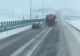 Drumarii trag un semnal de alarmă: șoferii sunt sfătuiți să nu depășească utilajele de deszăpezire și să păstreze distanța – VIDEO