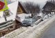 Cascadorie involuntară la Predeal. O mașină a zburat de pe șosea și a aterizat pe acoperișul unei pensiuni FOTO+VIDEO