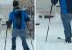 Apariție inedită pe străzile din București: un bărbat a ieșit la schi după ninsoare  | VIDEO