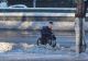 Om în scaun cu rotile, în zăpada din București. Imagini de pe cel mai circulat bulevard | VIDEO