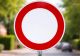Șoferii, luați prin surprindere de un semn rutier aparent banal. Ce reprezintă cercul alb cu margine roșie  