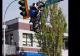 Accident bizar. Motocicletă proiectată pe un semafor și rămasă agățată la înălțime VIDEO