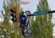 Motocicletă rămasă suspendată pe semafor, în urma unui accident în Canada. Imagini halucinante VIDEO