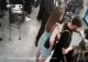 Clientă furioasă după o tunsoare ratată: un stilist a fost atacat cu un cuțit în propriul salon